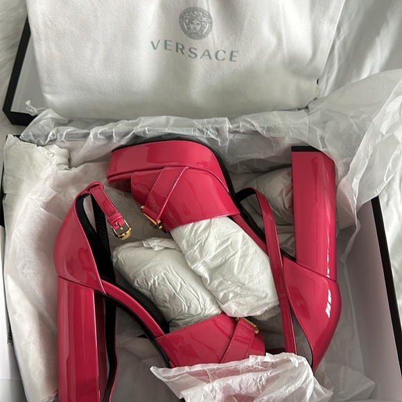 BRAND NEW VERSACE Medusa Insignia Patent Leather D'Orsay Pumps - Picture 7 of 10